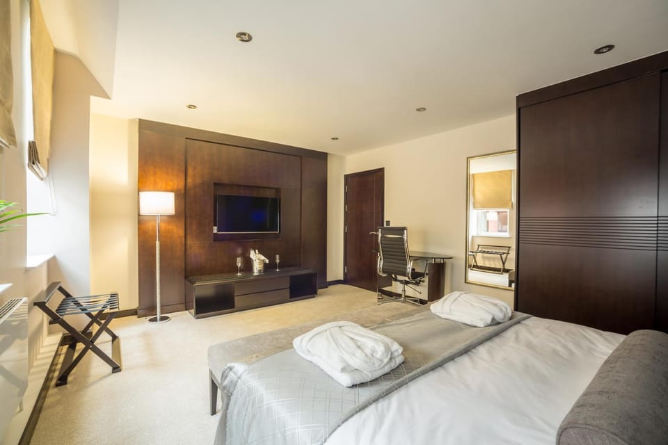 Photo of the whole room, Bedroom