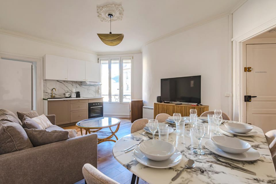 TV and multimedia, Seating area, Dining area, kitchen