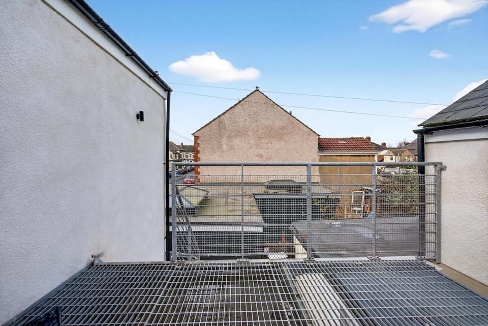 NEW Central Location 2BR Apartment with 2 Bathrooms Multiple Parking Spaces - Fast Wi-Fi Apartment in Cardiff