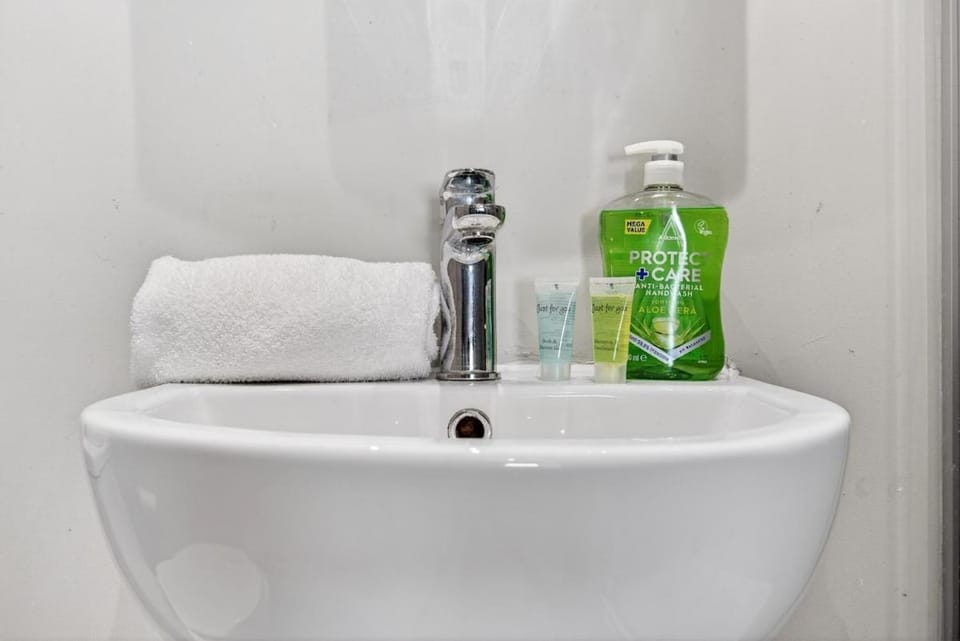 NEW Central Location 2BR Apartment with 2 Bathrooms Multiple Parking Spaces - Fast Wi-Fi Apartment in Cardiff