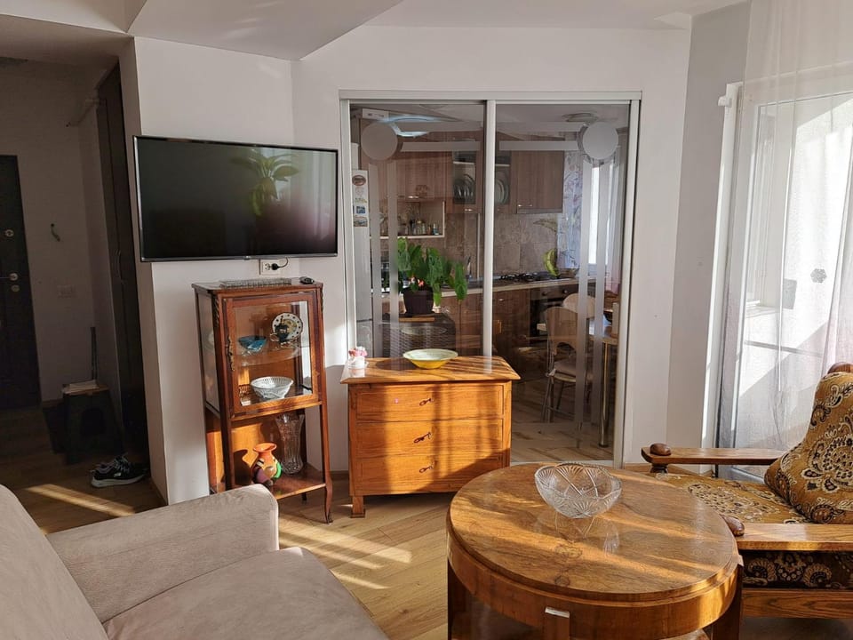 TV and multimedia, Living room, Seating area, Dining area