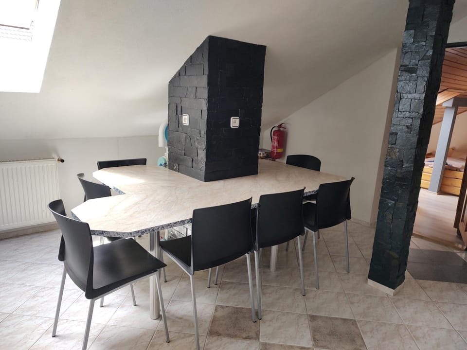 Kitchen or kitchenette, Seating area