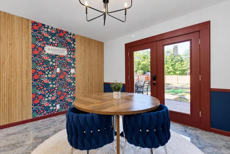 Seating area, Dining area, Garden view