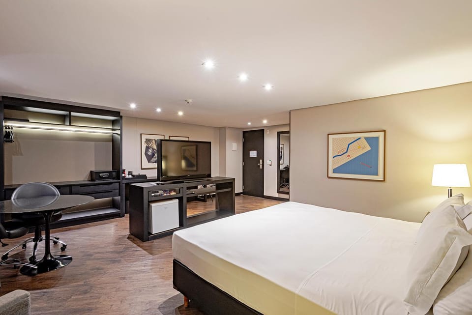 Bed, TV and multimedia, Photo of the whole room, Bedroom