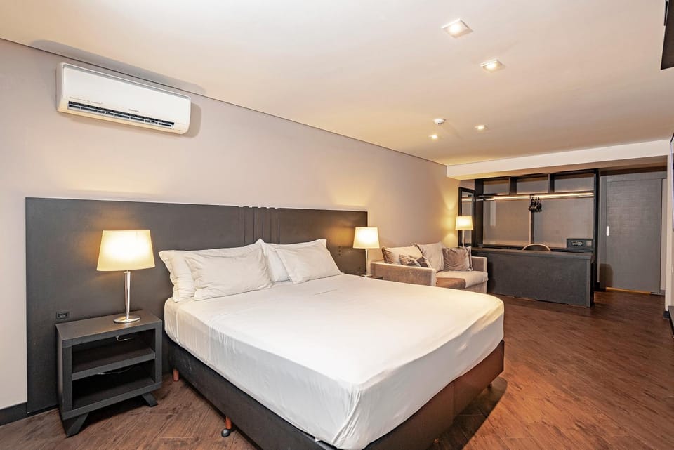 Bed, TV and multimedia, Photo of the whole room, Bedroom