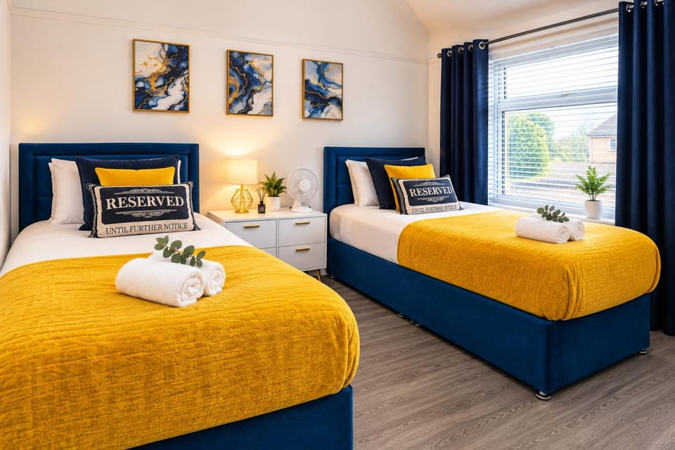 Serenity Luxe Stays l Watford Junction l Warners Bro House in Watford