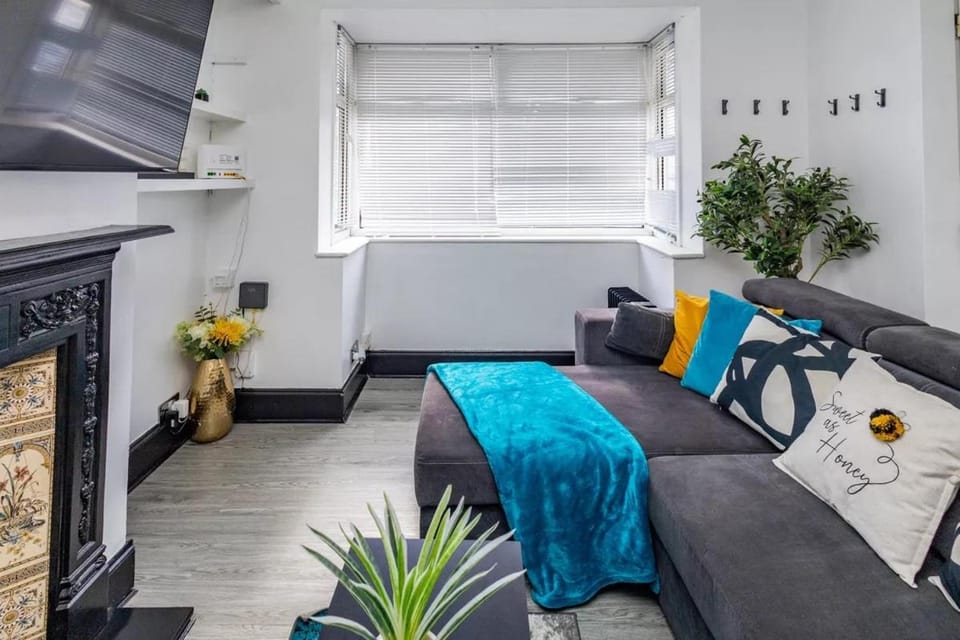Serenity Luxe Stays l Watford Junction l Warners Bro House in Watford