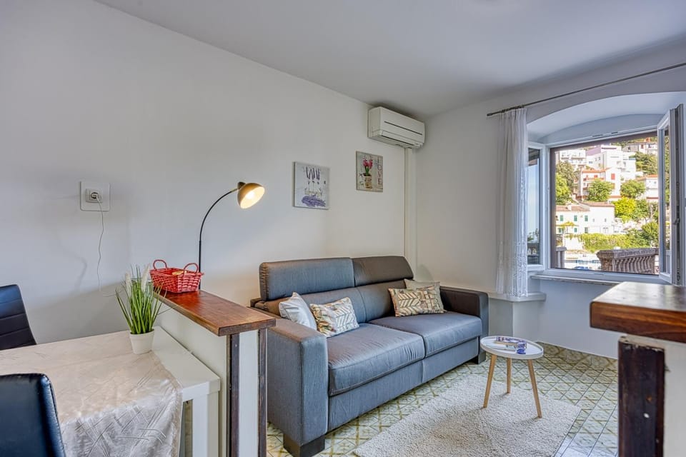 Seating area, Dining area, air conditioner