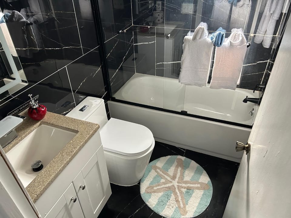 Shower, Toilet, Bathroom, Bath, towels