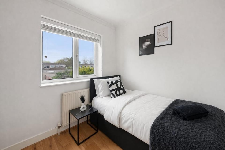 4BR Contractor Reading House Parking Long Stay Sleeps 10 House in Reading