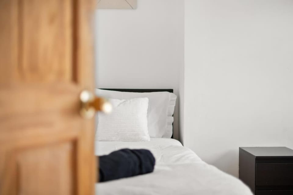 4BR Contractor Reading House Parking Long Stay Sleeps 10 House in Reading