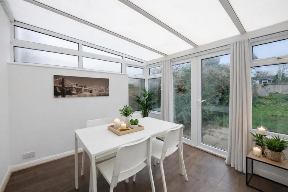 4BR Contractor Reading House Parking Long Stay Sleeps 10 House in Reading