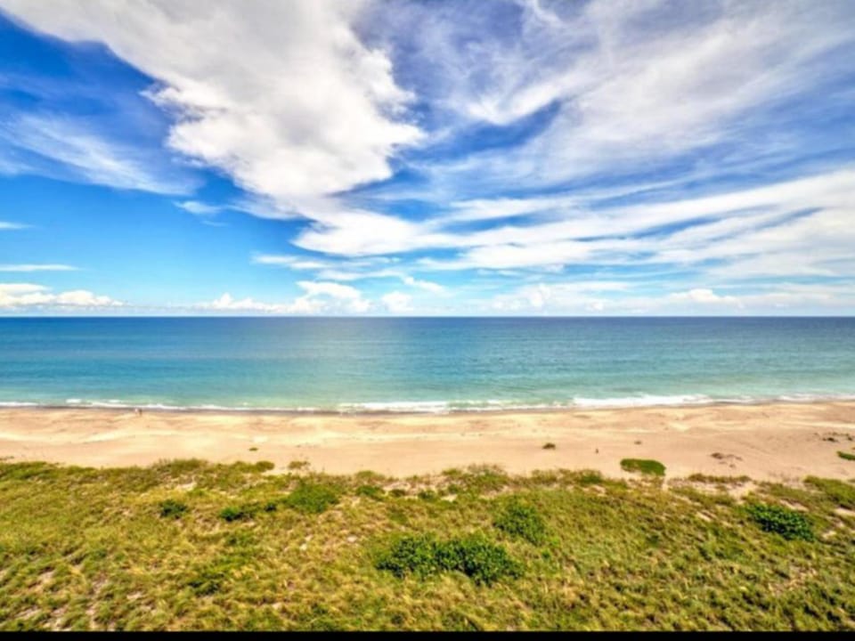 Oceanside Luxury King Villa Apartment in Fort Pierce