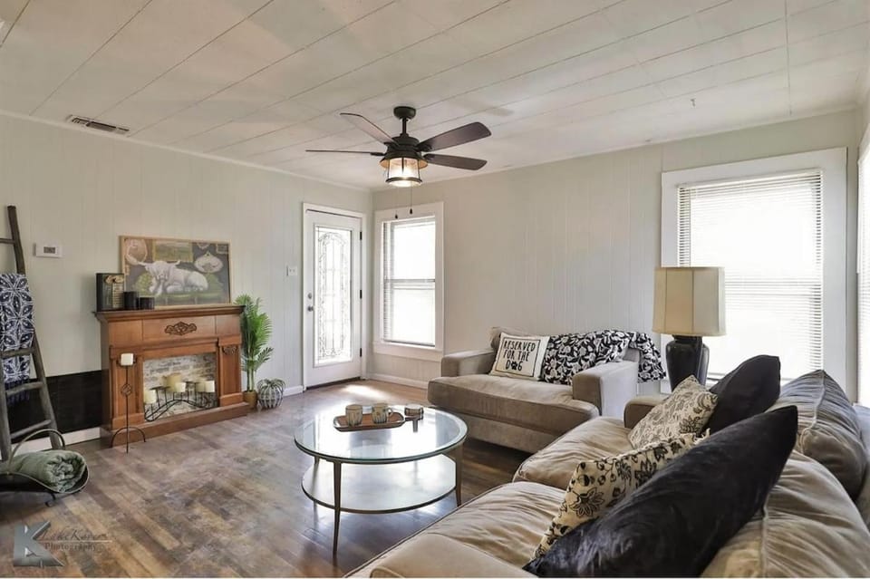 Charming Texas Cottage with Modern Farmhouse Style House in Abilene
