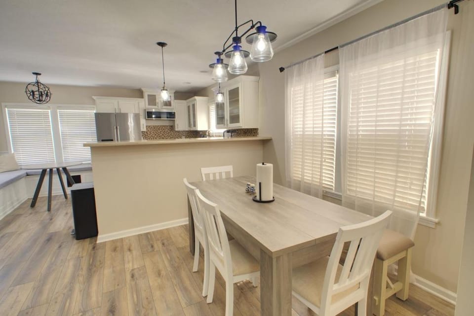 Kitchen or kitchenette, Seating area, Dining area