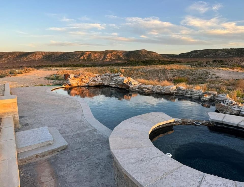 Oasis Pool- Schoolie Heated Pool and Hot Tub House in Texas