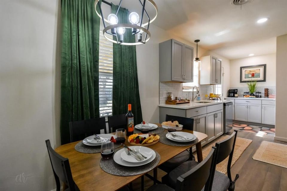 Red Bud Run - Stylish Abilene Retreat House in Abilene