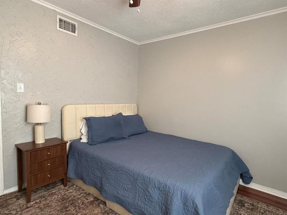 Southern Gardens - Tranquil South Abilene Home House in Abilene