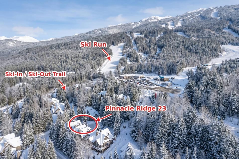 Pinnacle Ridge 23 - Ski-In-Out, Hot Tub - Village House in Whistler