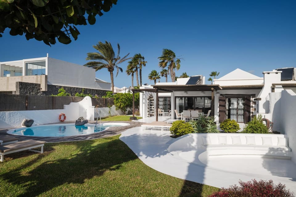 Property building, Restaurant/places to eat, Garden, Swimming pool