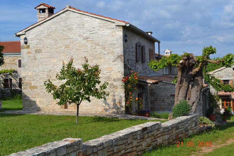 Property building, Facade/entrance, Spring, Neighbourhood, Garden