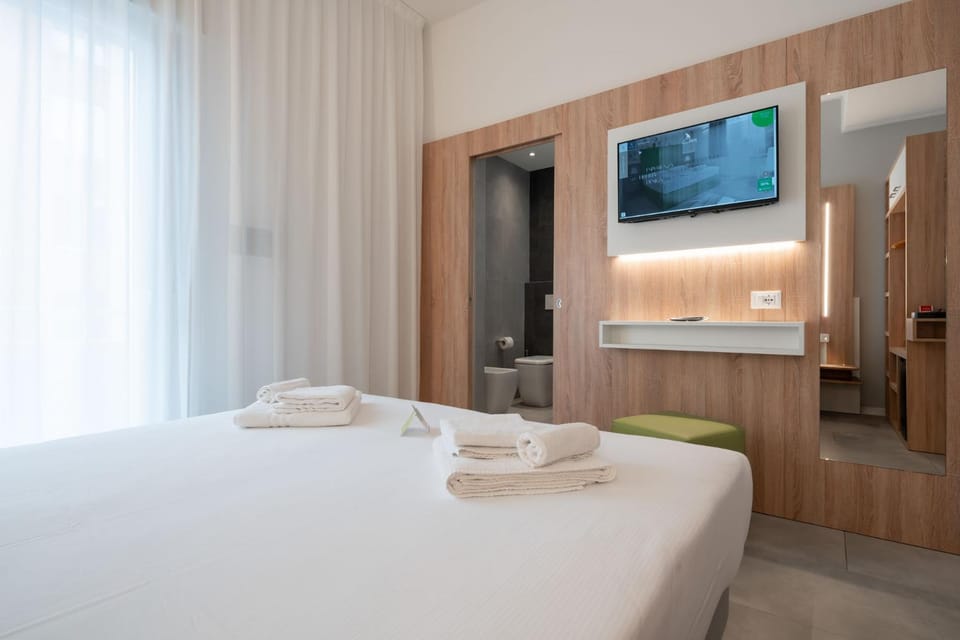 Bed, TV and multimedia, wardrobe