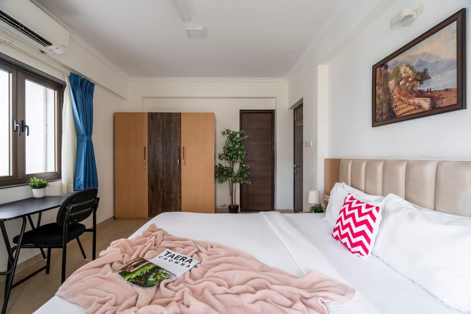 Bed, Seating area, Bedroom