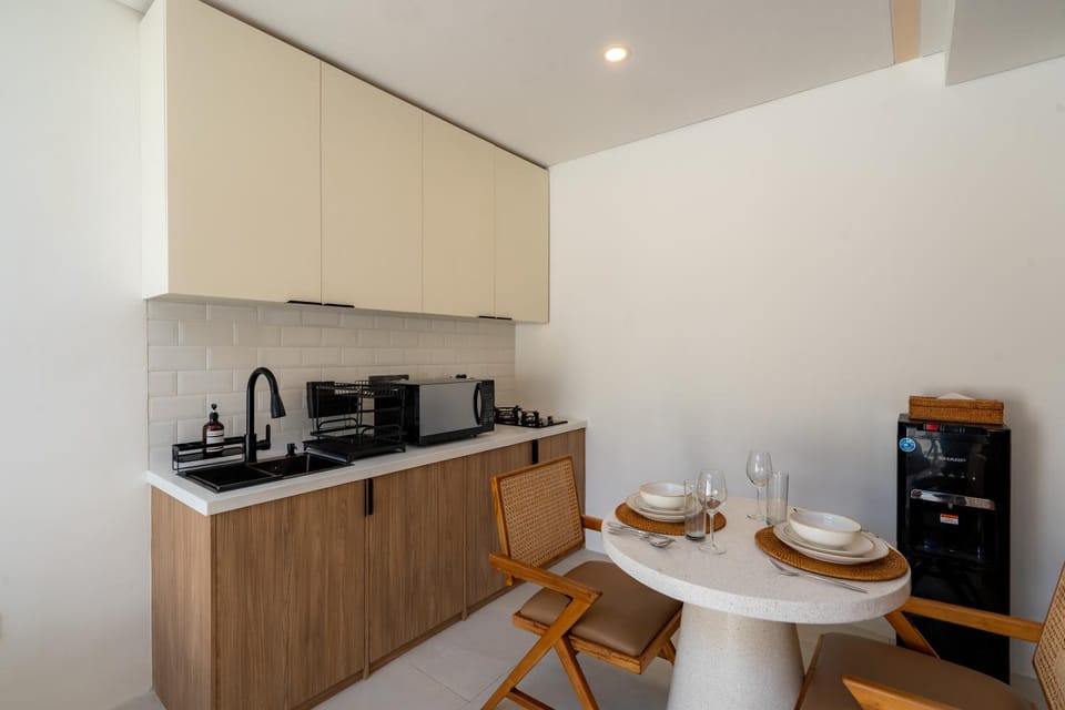 Kitchen or kitchenette, Dining area
