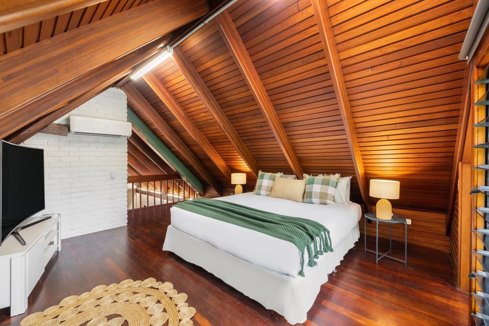 Bed, TV and multimedia, Bedroom, air conditioner