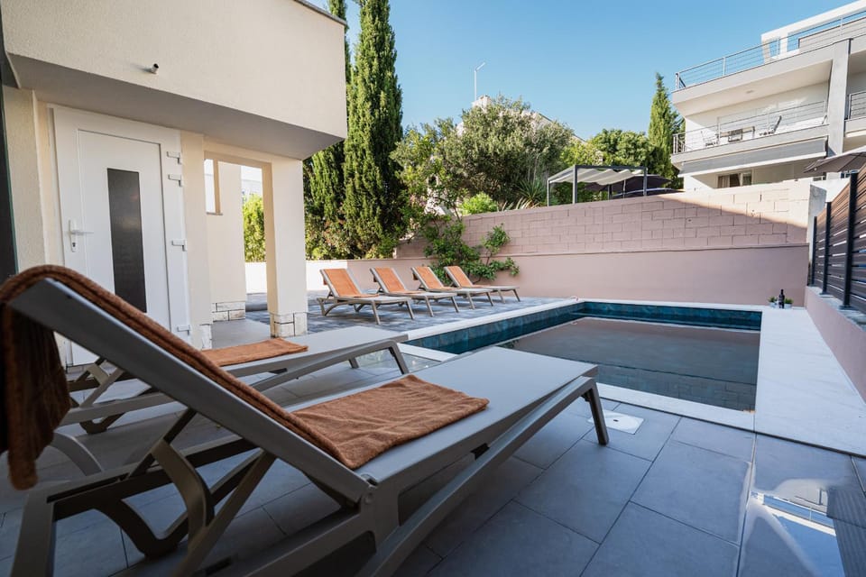 Swimming pool, sunbed