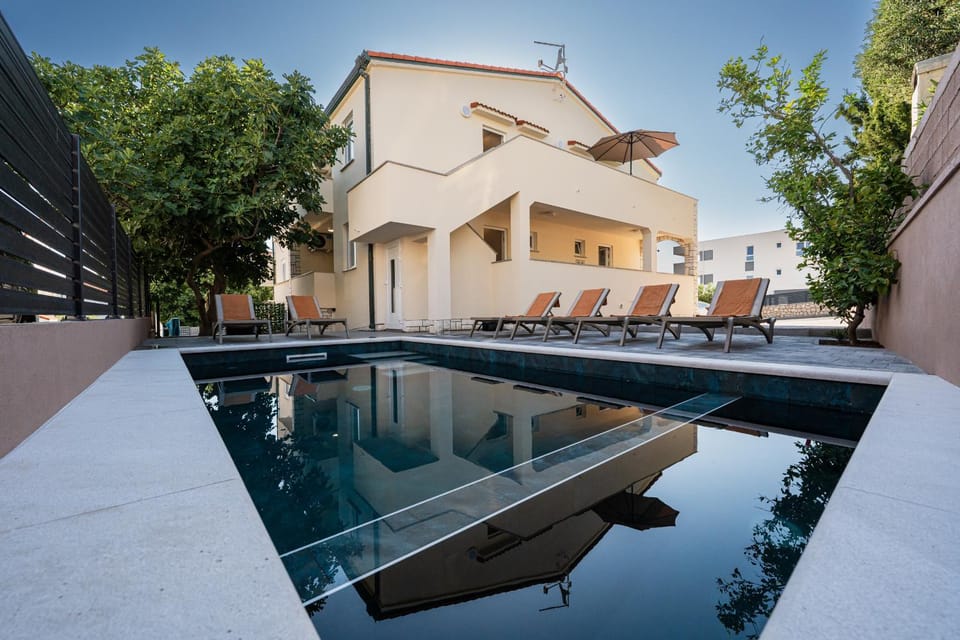 Property building, Day, Pool view, Swimming pool, sunbed