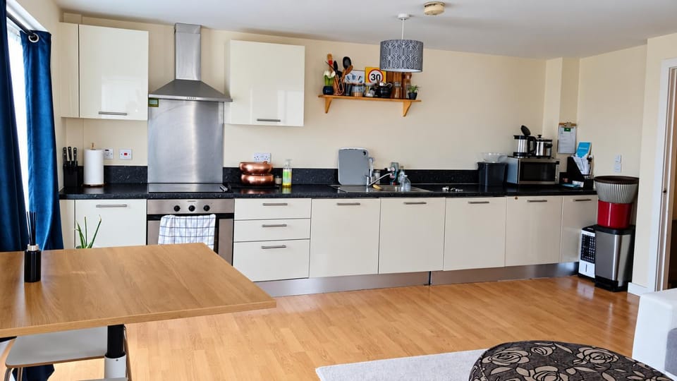 Coffee/tea facilities, Kitchen or kitchenette, Dining area, dishwasher, oven, toaster