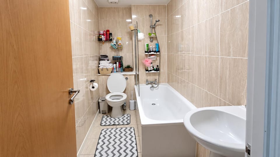 Shower, Toilet, Bathroom, Bath, bidet, towels