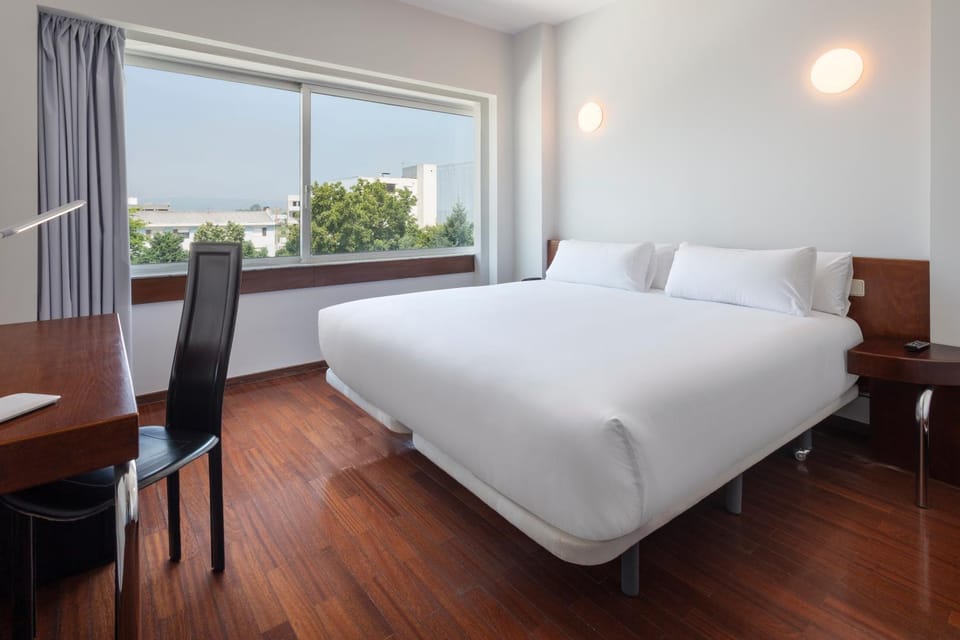 Bed, Photo of the whole room, City view