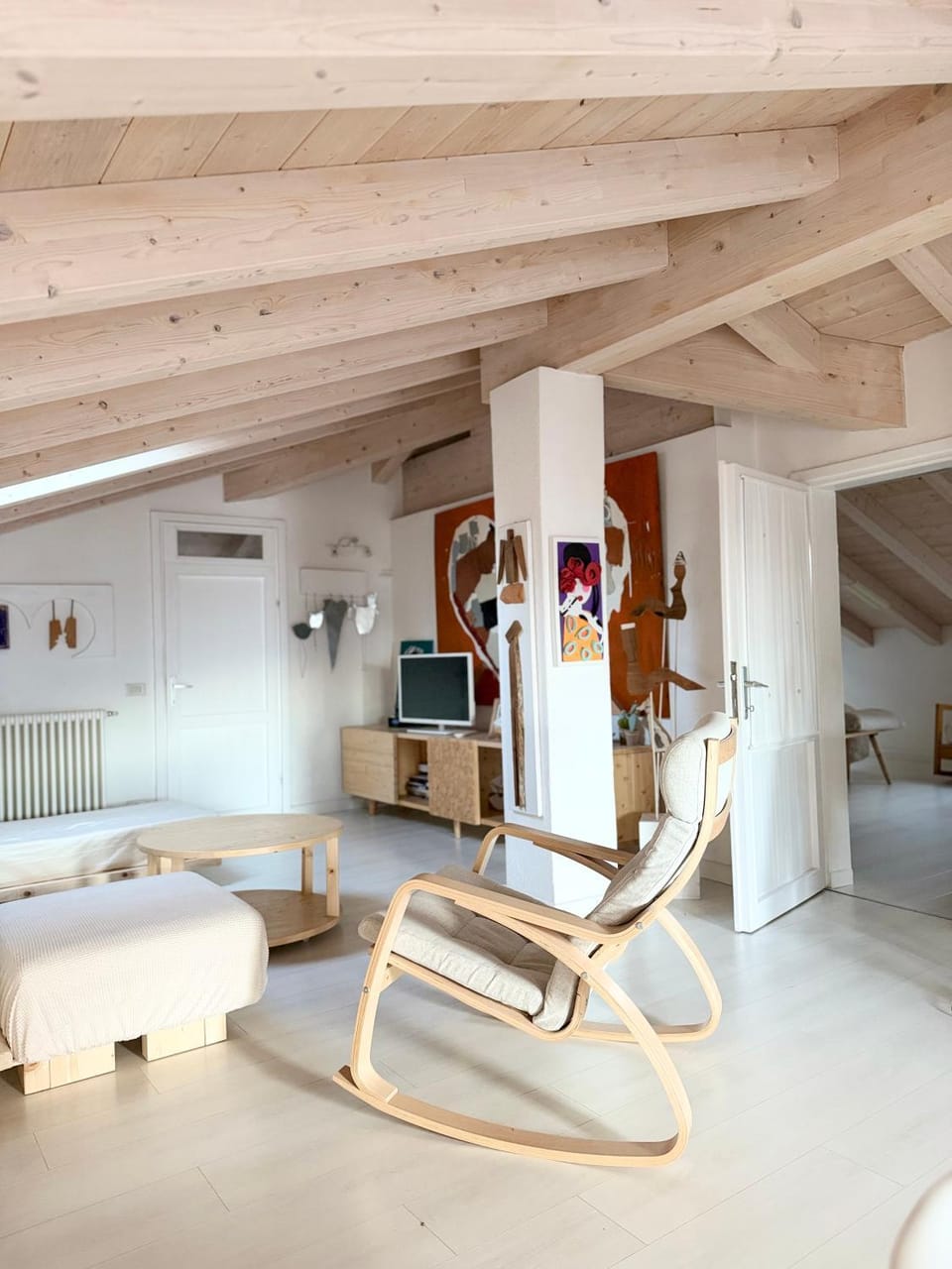 TV and multimedia, Living room, Seating area, air conditioner