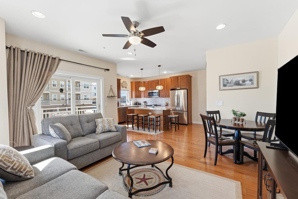 Coastal 3BR/2BA condo with pool-view deck Apartment in Wildwood Crest
