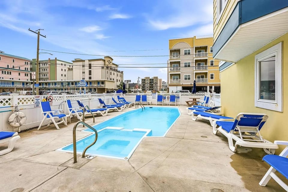 Coastal 3BR/2BA condo with pool-view deck Apartment in Wildwood Crest