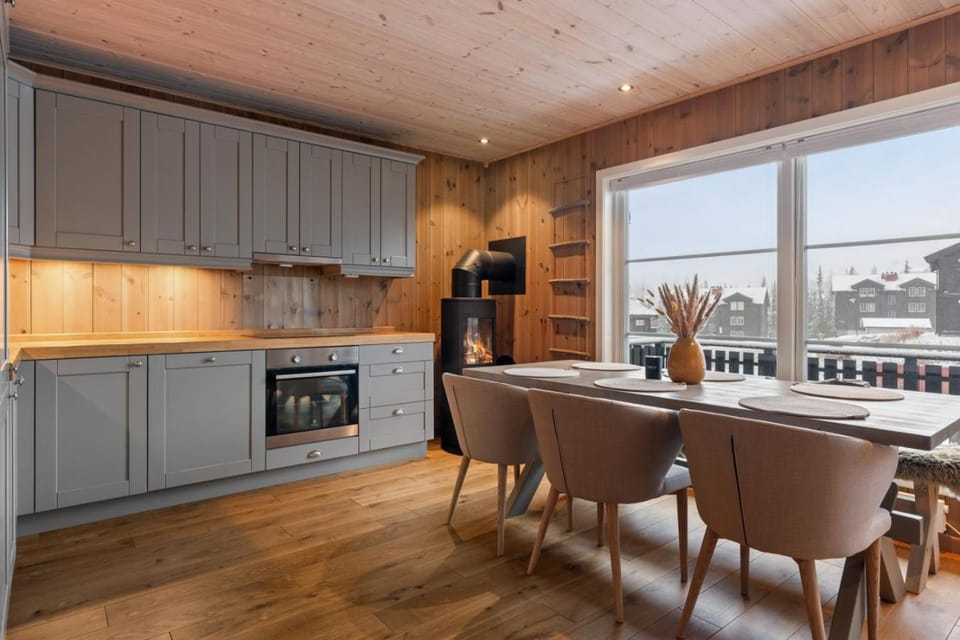 Kitchen or kitchenette, Dining area, stove