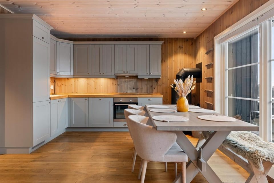 Living room, Seating area, Dining area, Mountain view