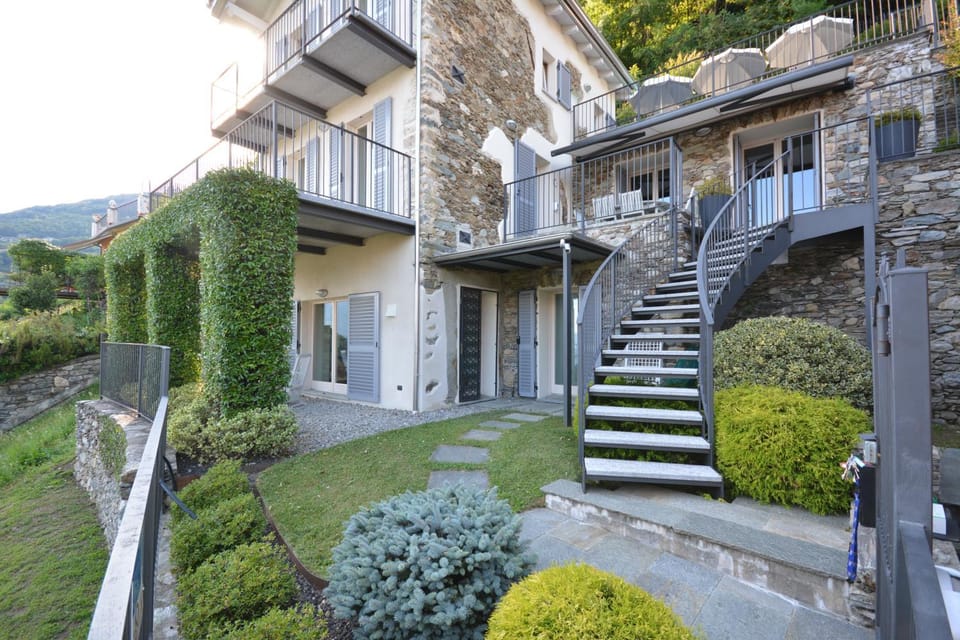 Casa di campagna Tony con piscina e vista lago Apartment in Colico