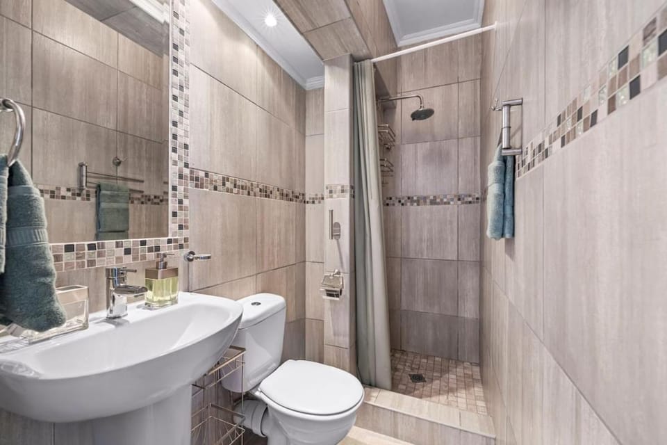 Shower, Toilet, Bathroom, towels