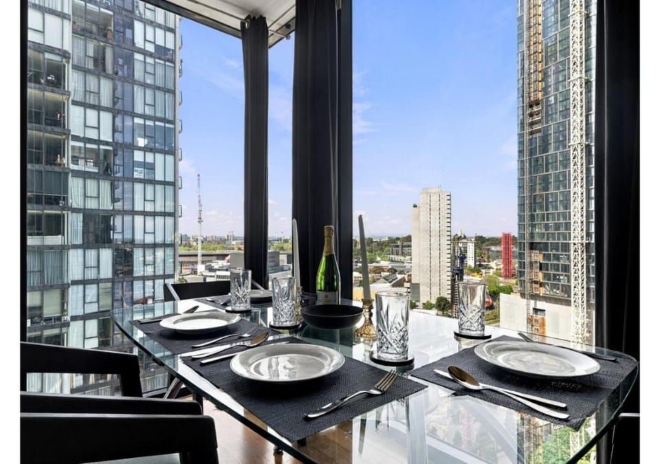 The Sunrise Corner Vibrant 2BR with City Views Apartment in Southbank