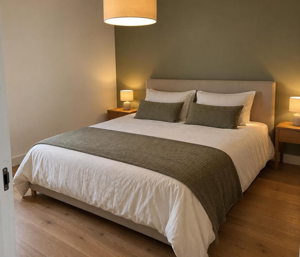 Photo of the whole room, Bedroom