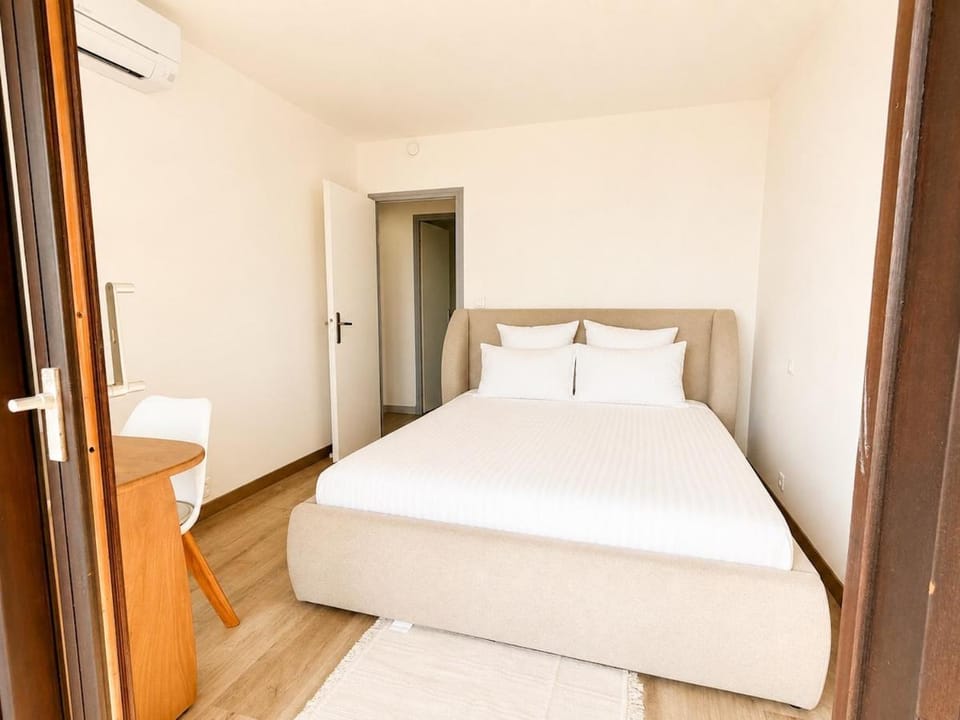 Bed, Photo of the whole room, Bedroom, air conditioner