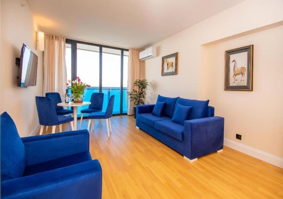Communal lounge/ TV room, TV and multimedia, Living room, Seating area, Evening entertainment