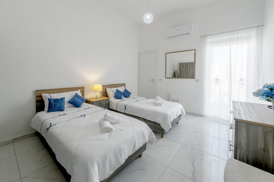 Bedroom, towels