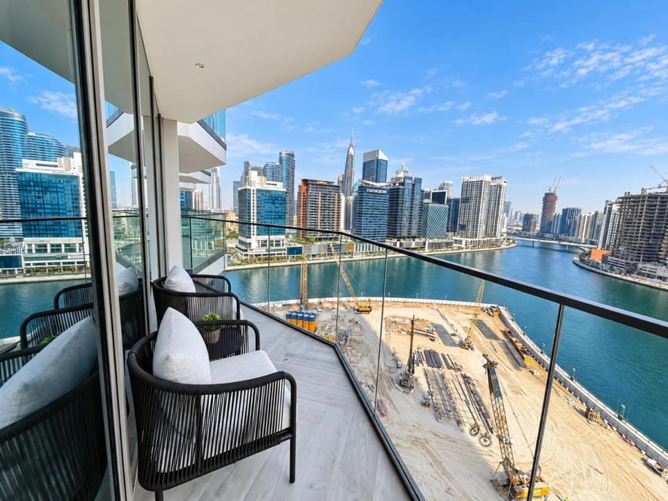 Daniels 1BR with Canal View at Business Bay Apartment in Dubai