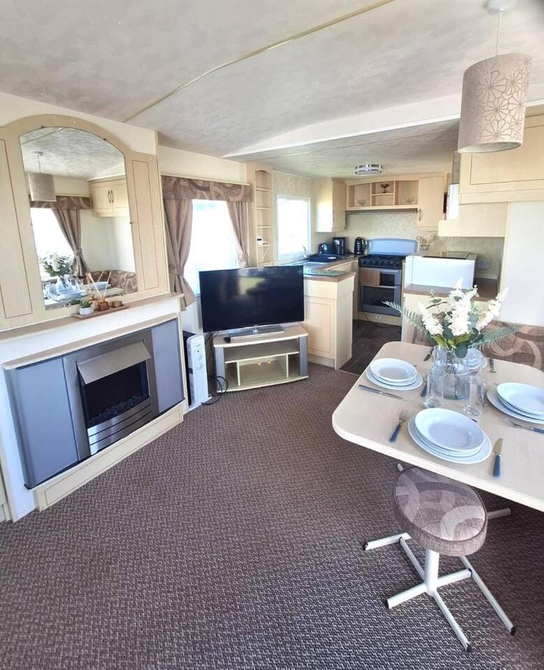 Family Caravan • Sleeps 8 • Dog Friendly Campground/ 
RV Resort in Ingoldmells