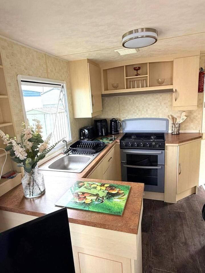 Family Caravan • Sleeps 8 • Dog Friendly Campground/ 
RV Resort in Ingoldmells