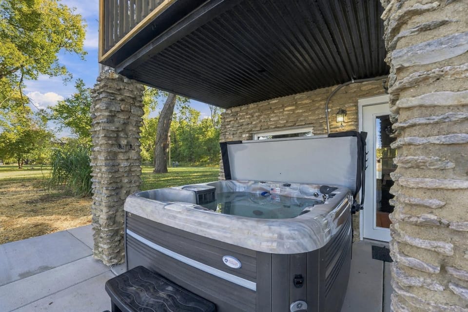Picturesque Ohio riverfront retreat with hot tub House in Jeffersonville